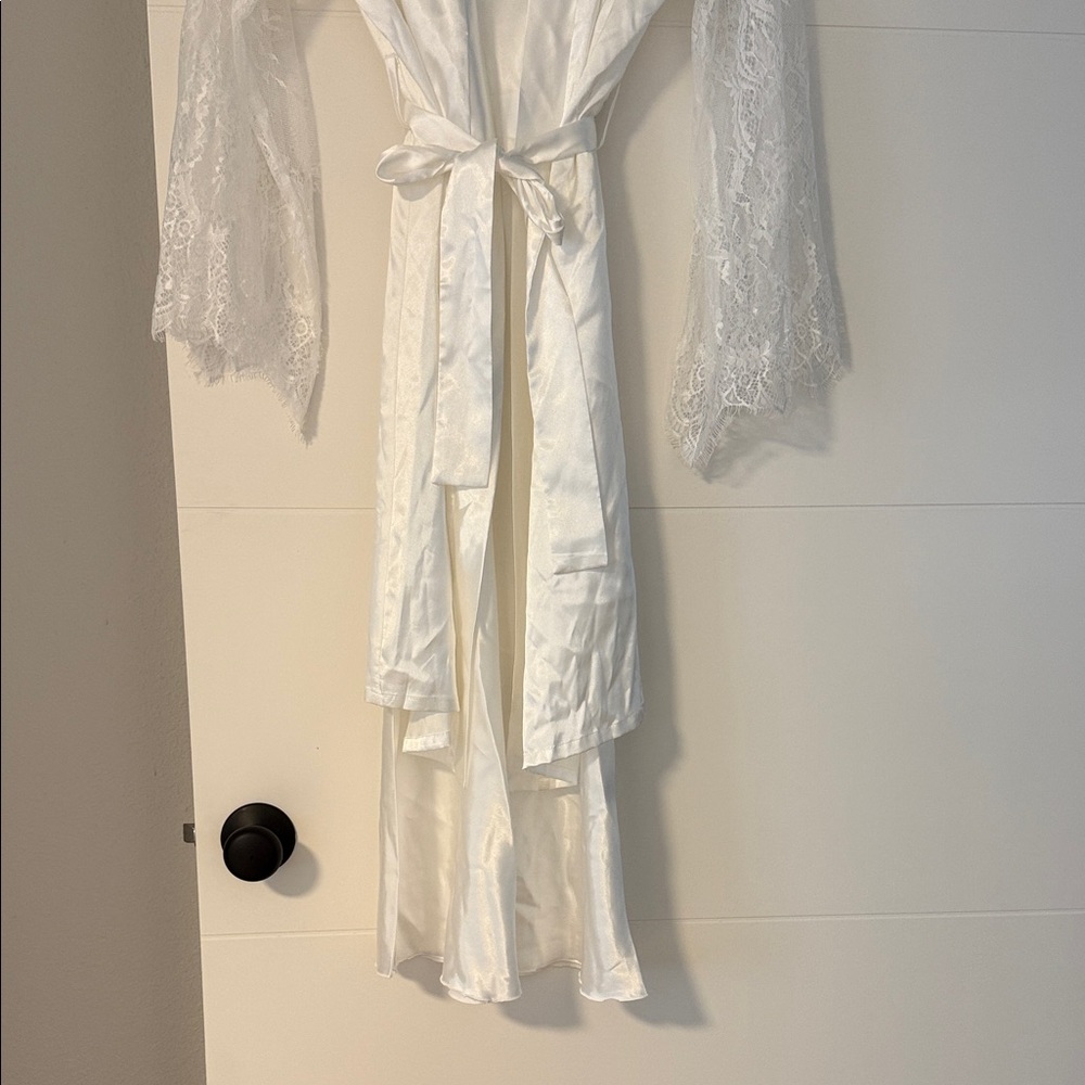 Luxurious Satin Lace Robe with slip dress in White - Picture 4 of 4